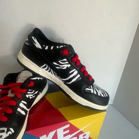 Nike Sb Dunk low og qs Quartersnacks size 8.5 Zebra print new in box.